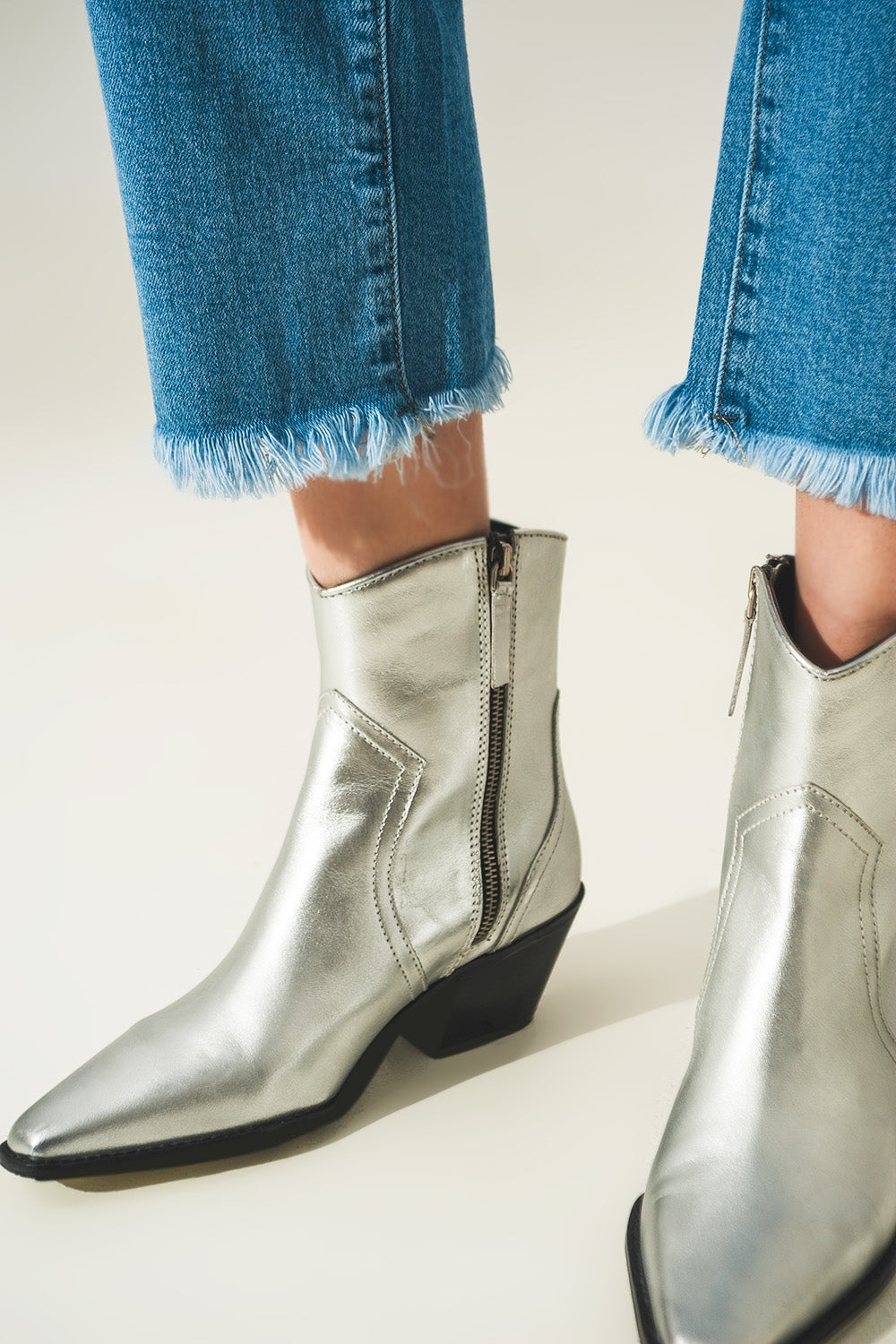 Jeans de lavagem leve com adornos de strass