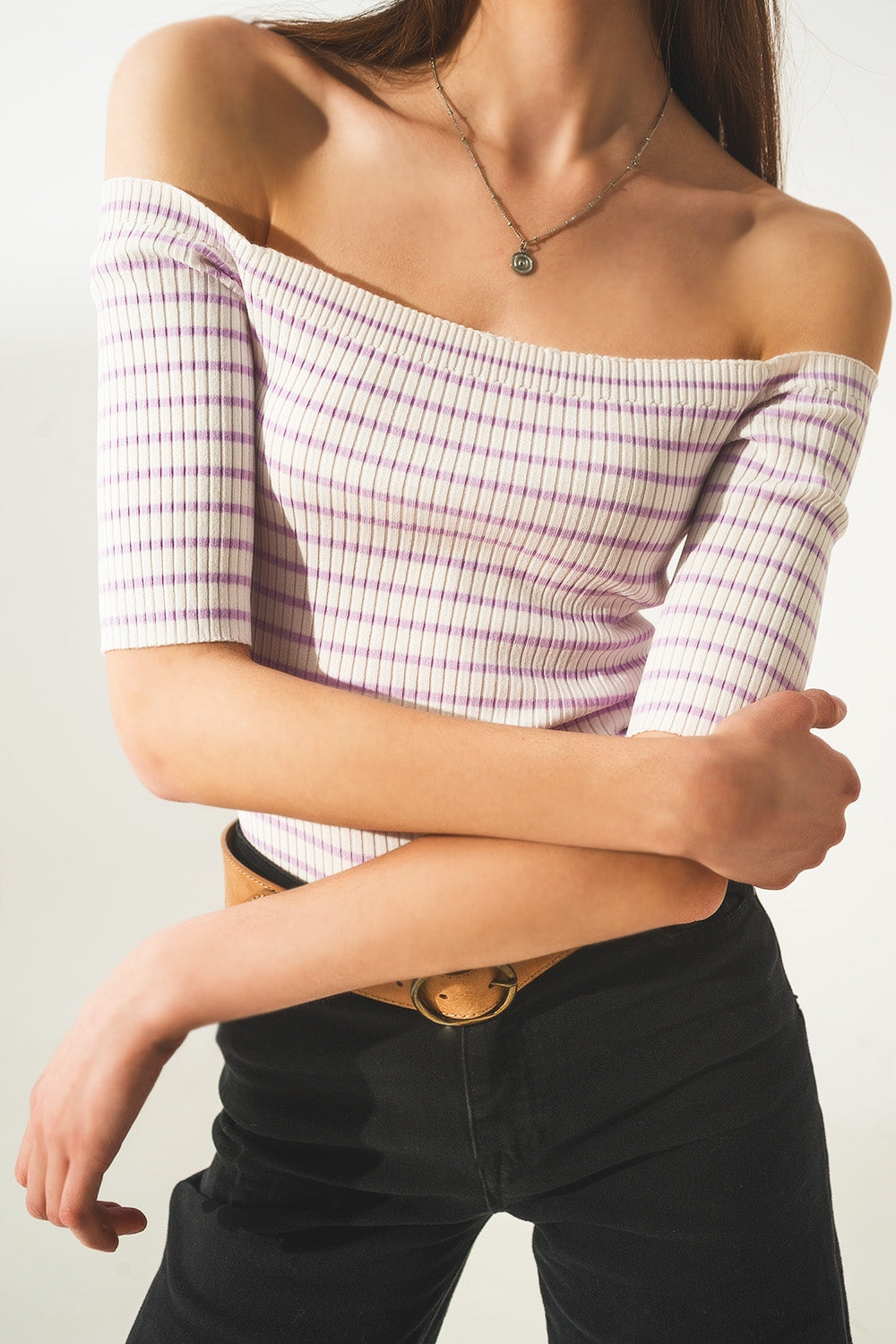 Top lilas listrado com decote Bardot
