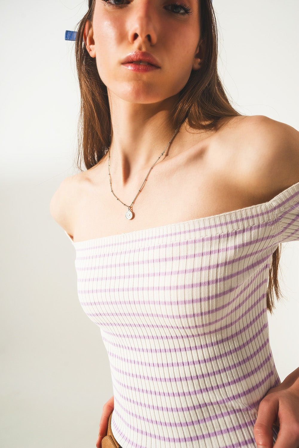 Top lilas listrado com decote Bardot