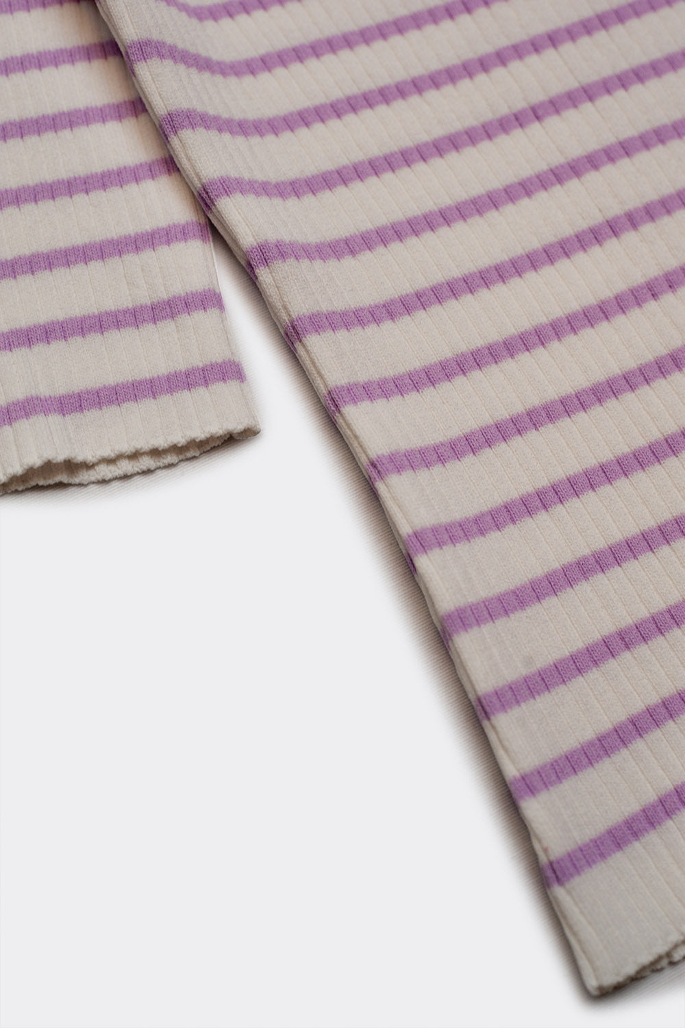 Top lilas listrado com decote Bardot