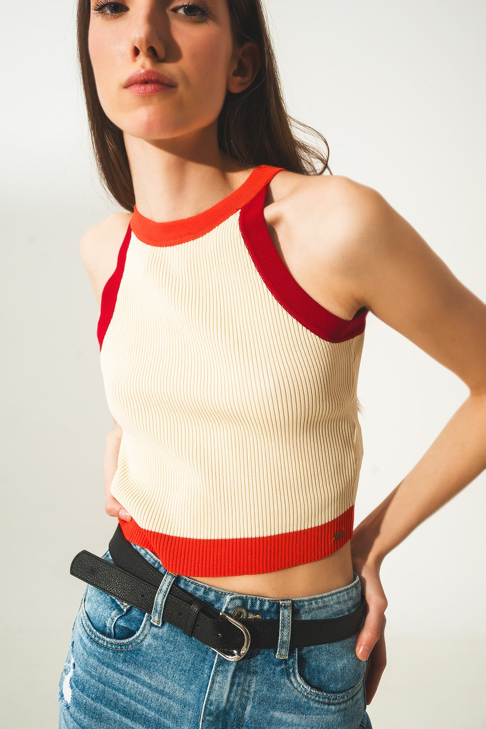 Top curto com nervuras em vermelho