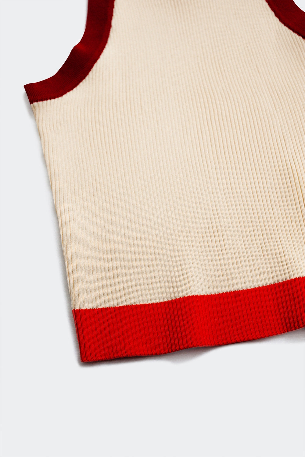 Top curto com nervuras em vermelho