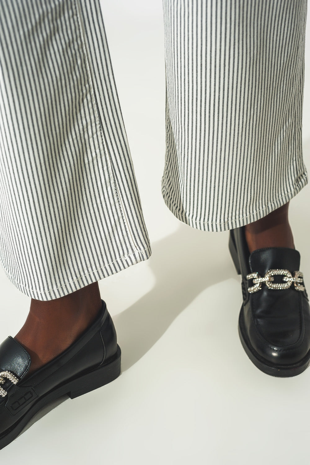 Calça flare listrada cinza