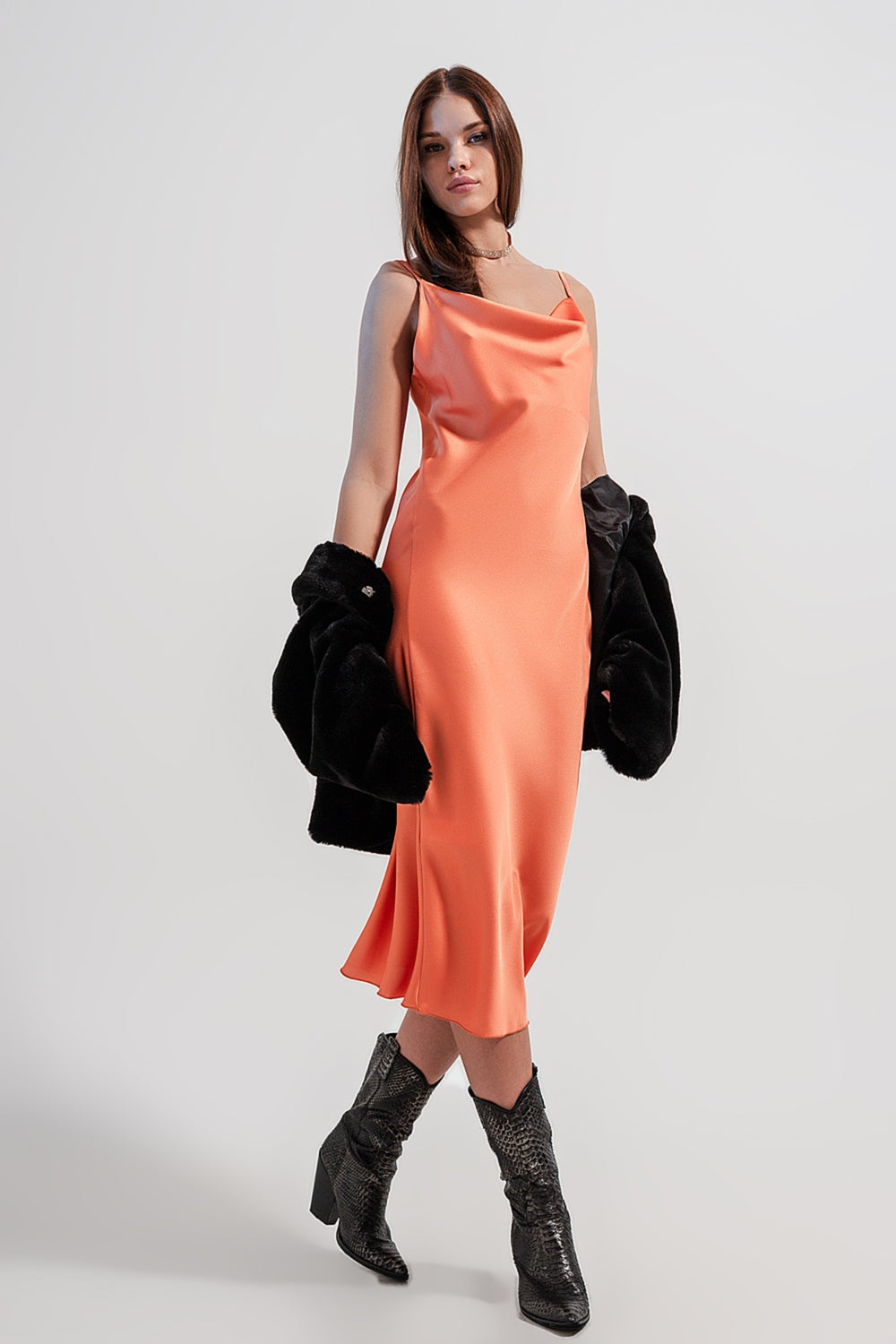 Vestido de cetim brilhante Midi em laranja
