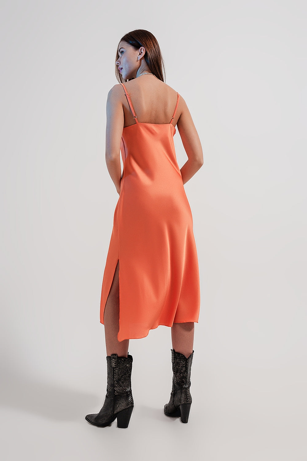 Vestido de cetim brilhante Midi em laranja