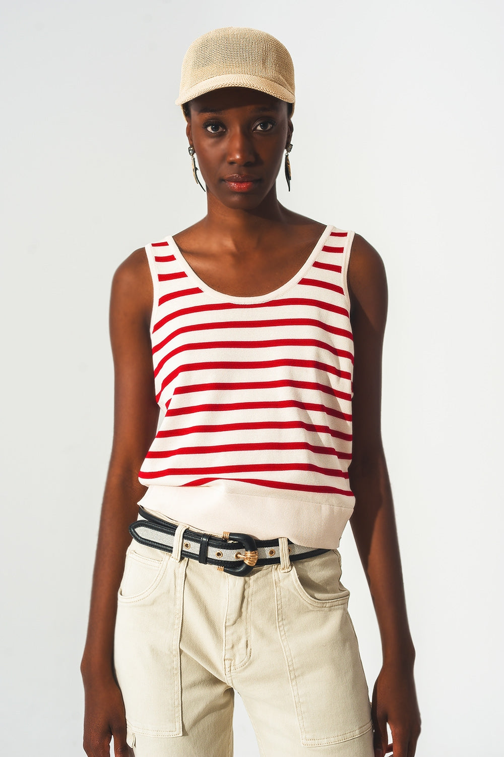 Top riscado em branco e vermelho