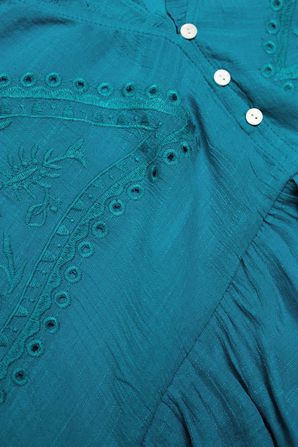 Top com bordado em azul