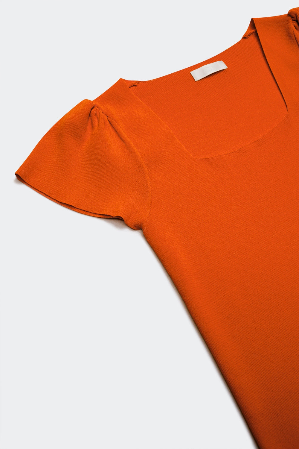 Camisola laranja com decote quadrado e manga bufante