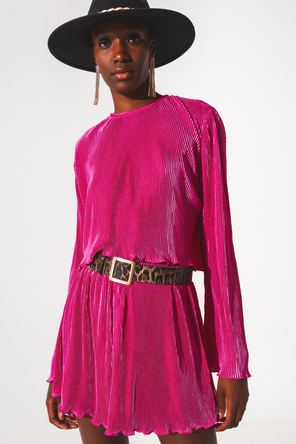 Top curto com decote redondo plissado em fuchsia