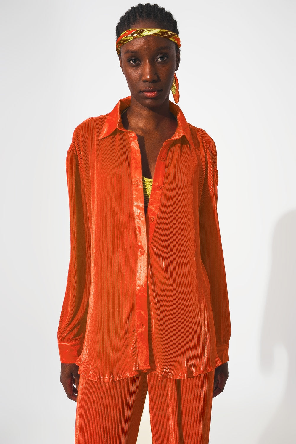 Camisa de cetim de pregas em laranja