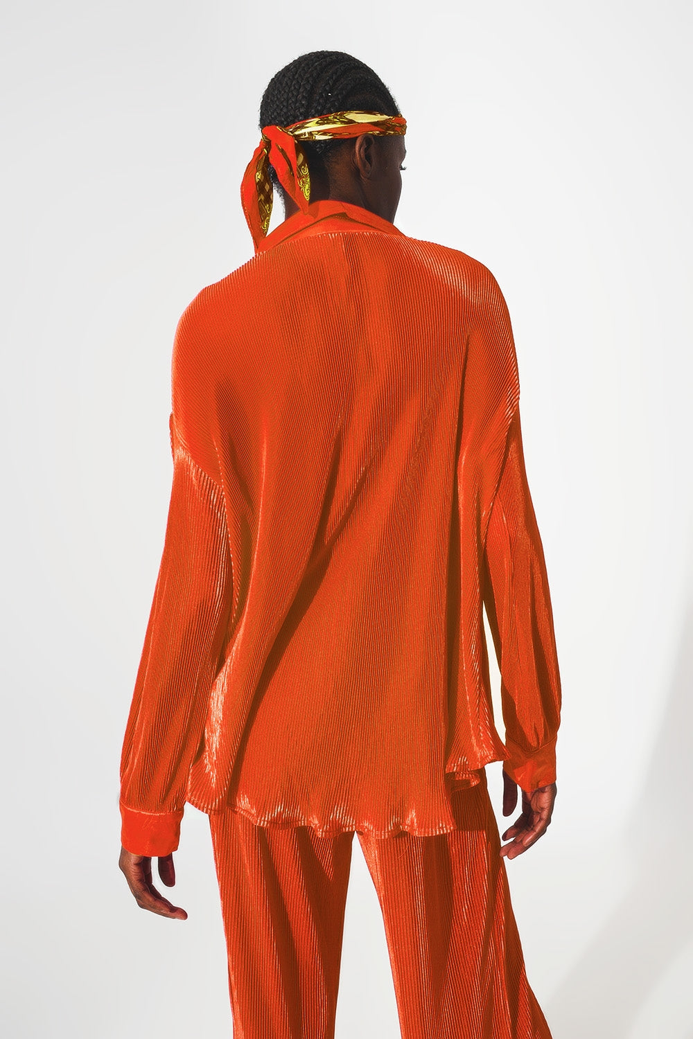 Camisa de cetim de pregas em laranja