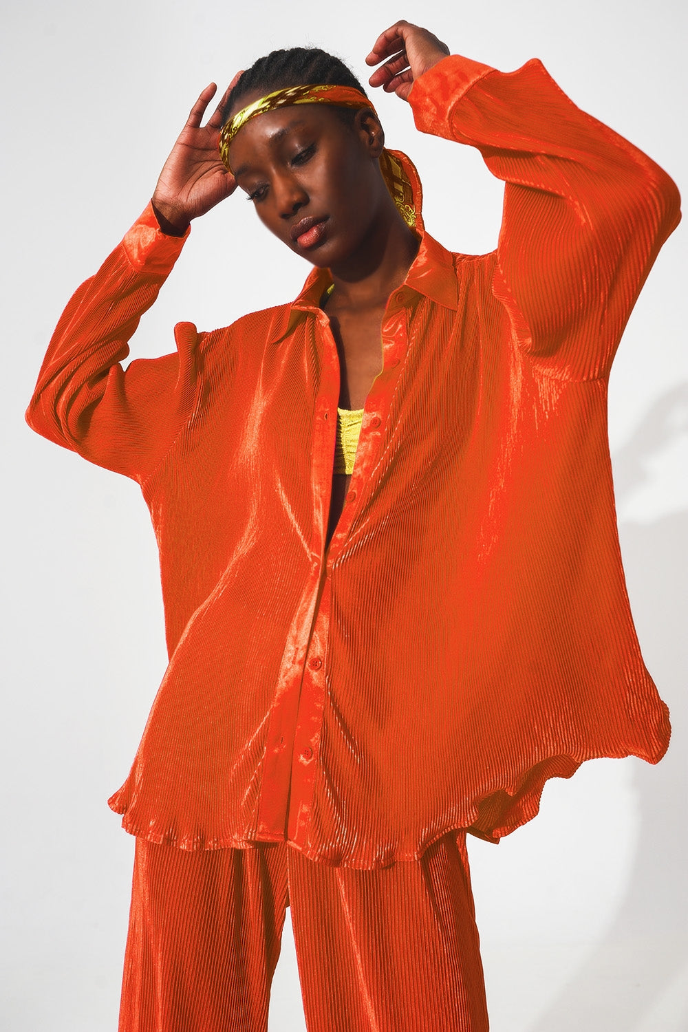 Camisa de cetim de pregas em laranja