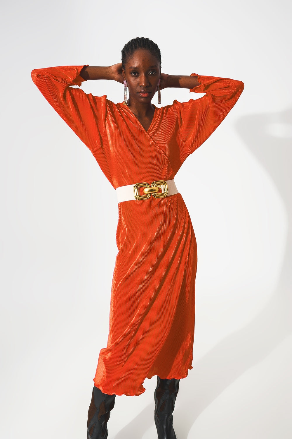 Vestido de cetim laranja plissado