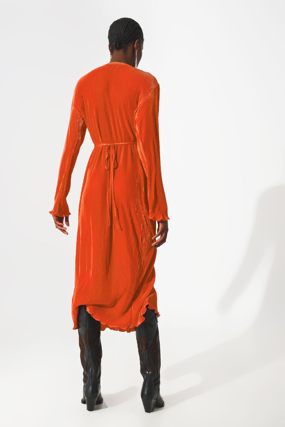 Vestido de cetim laranja plissado