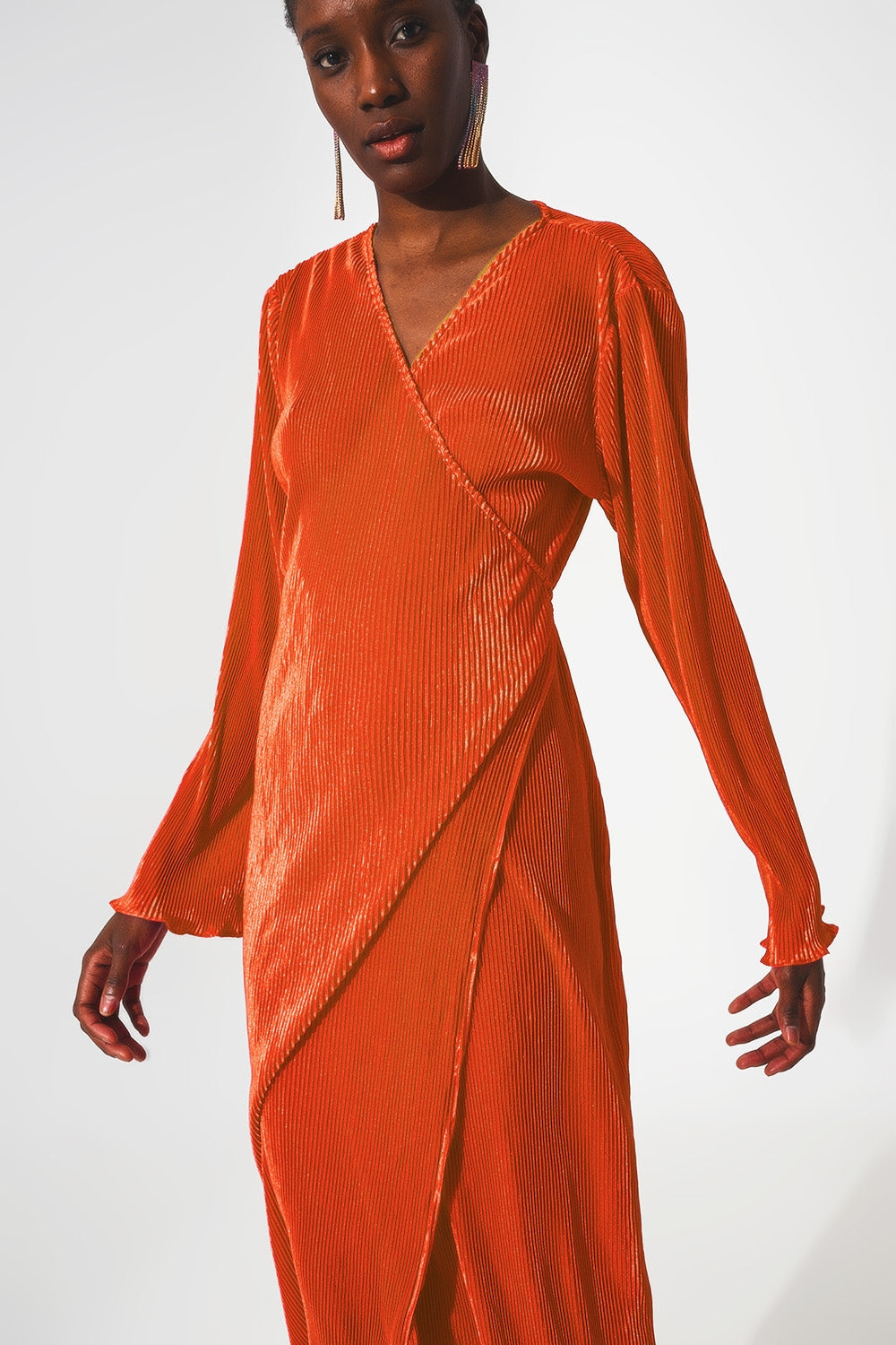 Vestido de cetim laranja plissado