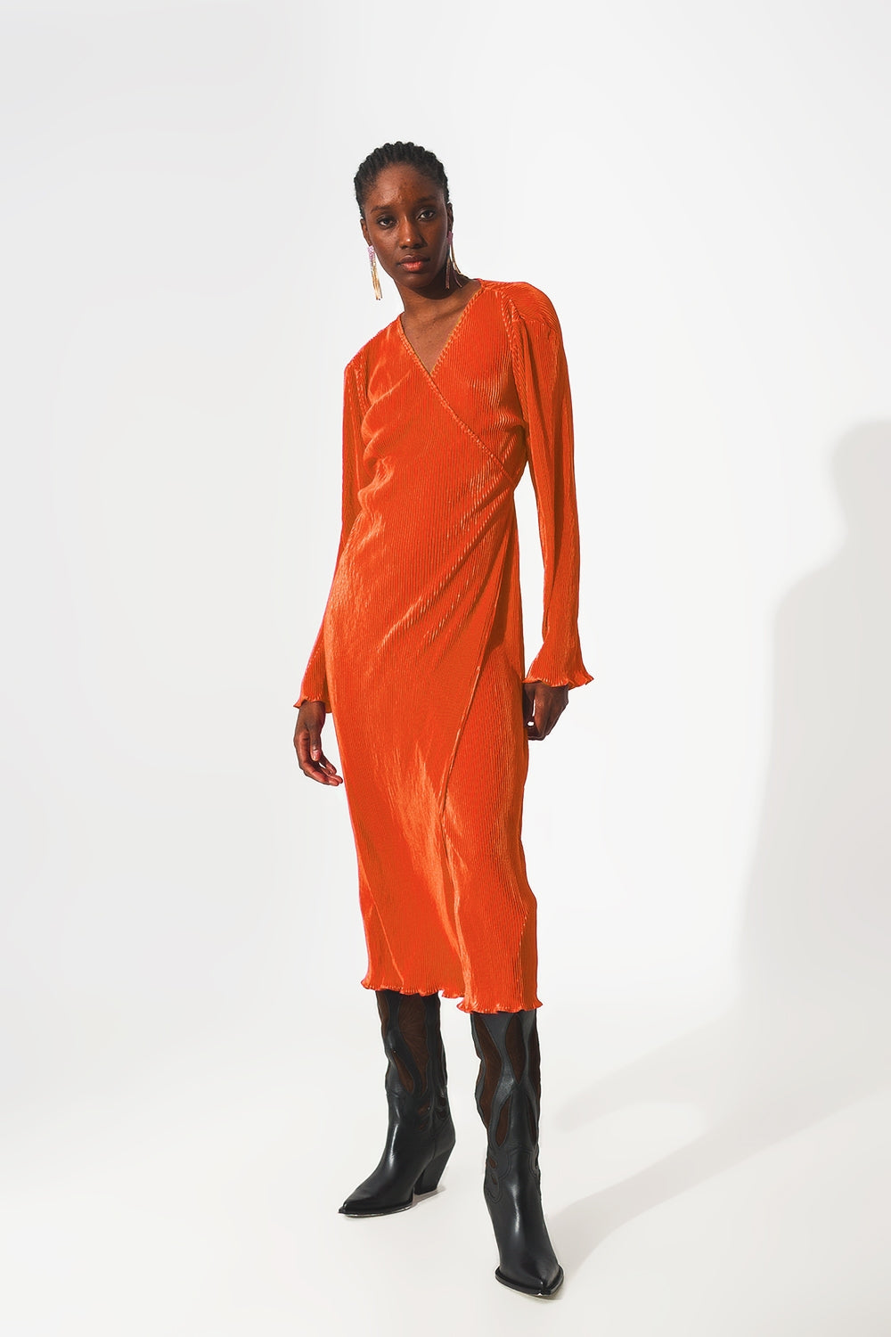 Vestido de cetim laranja plissado