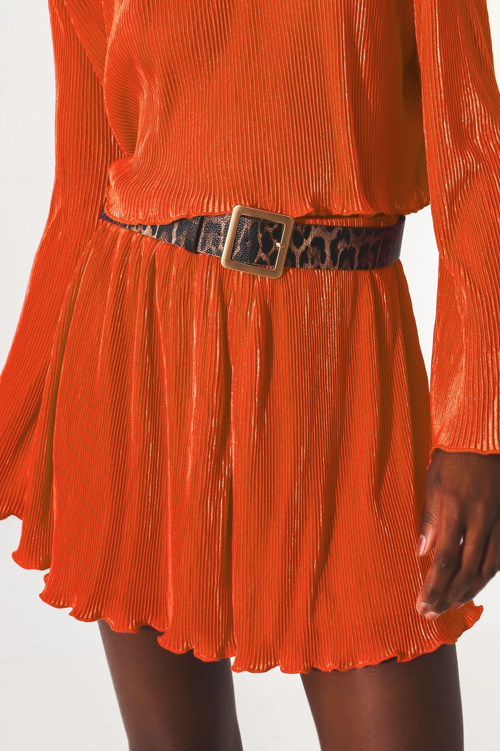 Shorts plissados em laranja