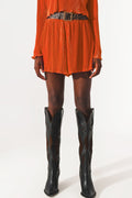 Shorts plissados em laranja