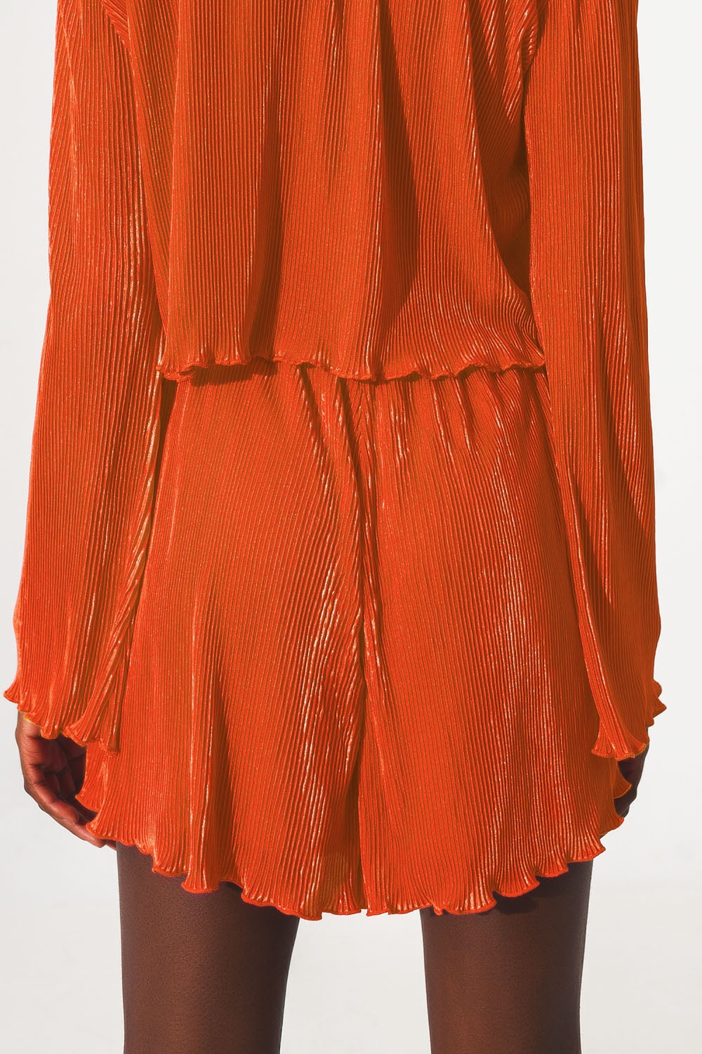 Shorts plissados em laranja