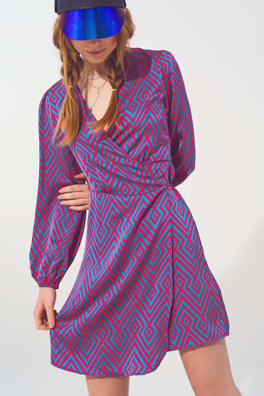 Vestido de embrulho de pescoço Mini V com impressão geométrica
