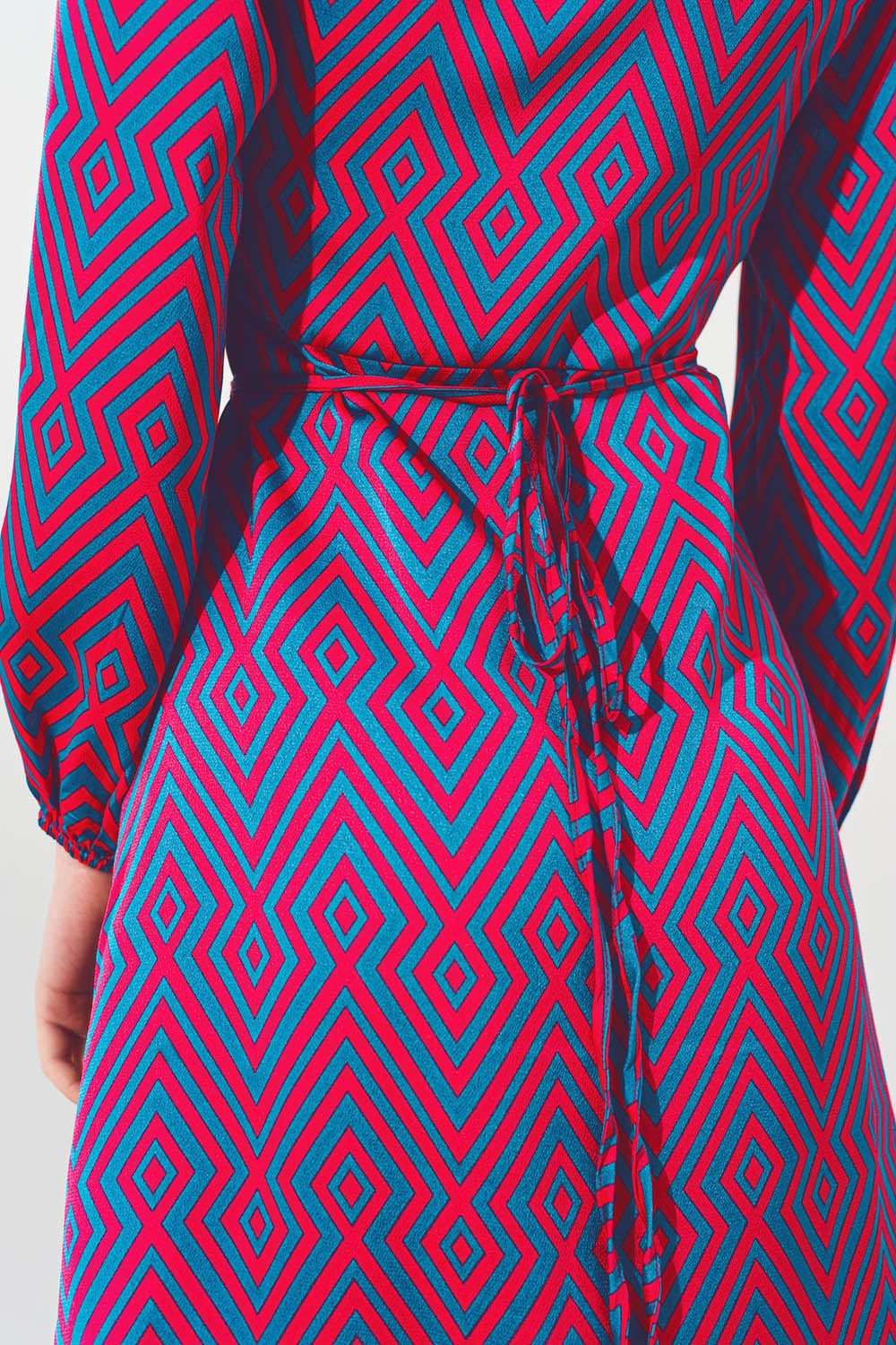 Vestido de embrulho de pescoço Mini V com impressão geométrica