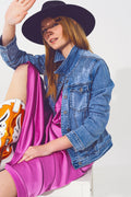 Jaqueta jeans em lavagem azul claro com detalhe de lantejoulas