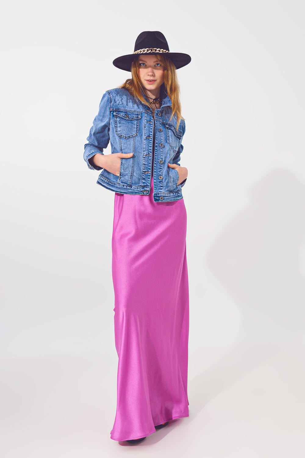 Jaqueta jeans em lavagem azul claro com detalhe de lantejoulas