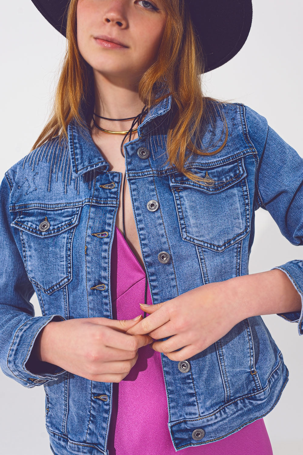 Jaqueta jeans em lavagem azul claro com detalhe de lantejoulas