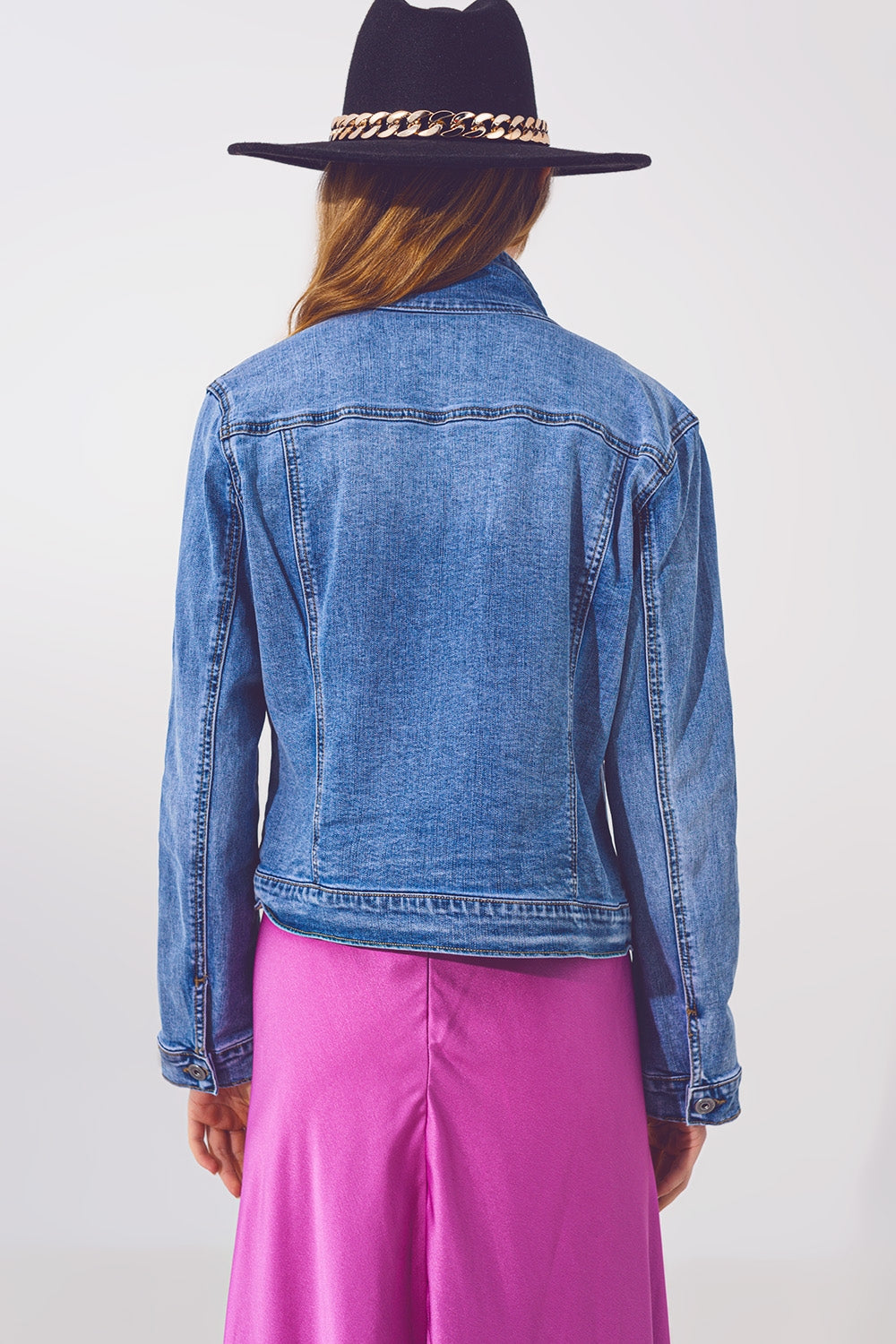 Jaqueta jeans em lavagem azul claro com detalhe de lantejoulas