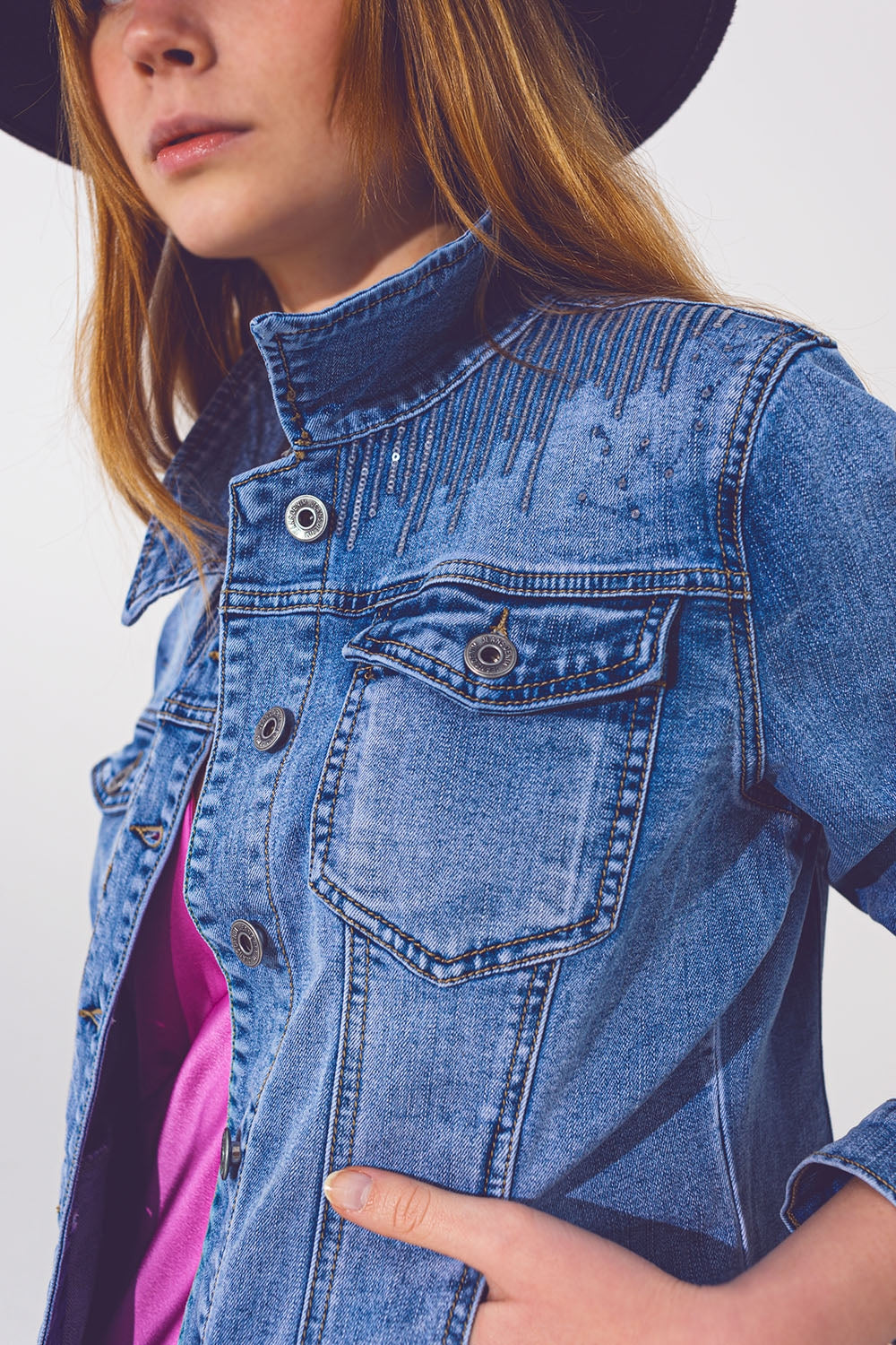 Jaqueta jeans em lavagem azul claro com detalhe de lantejoulas