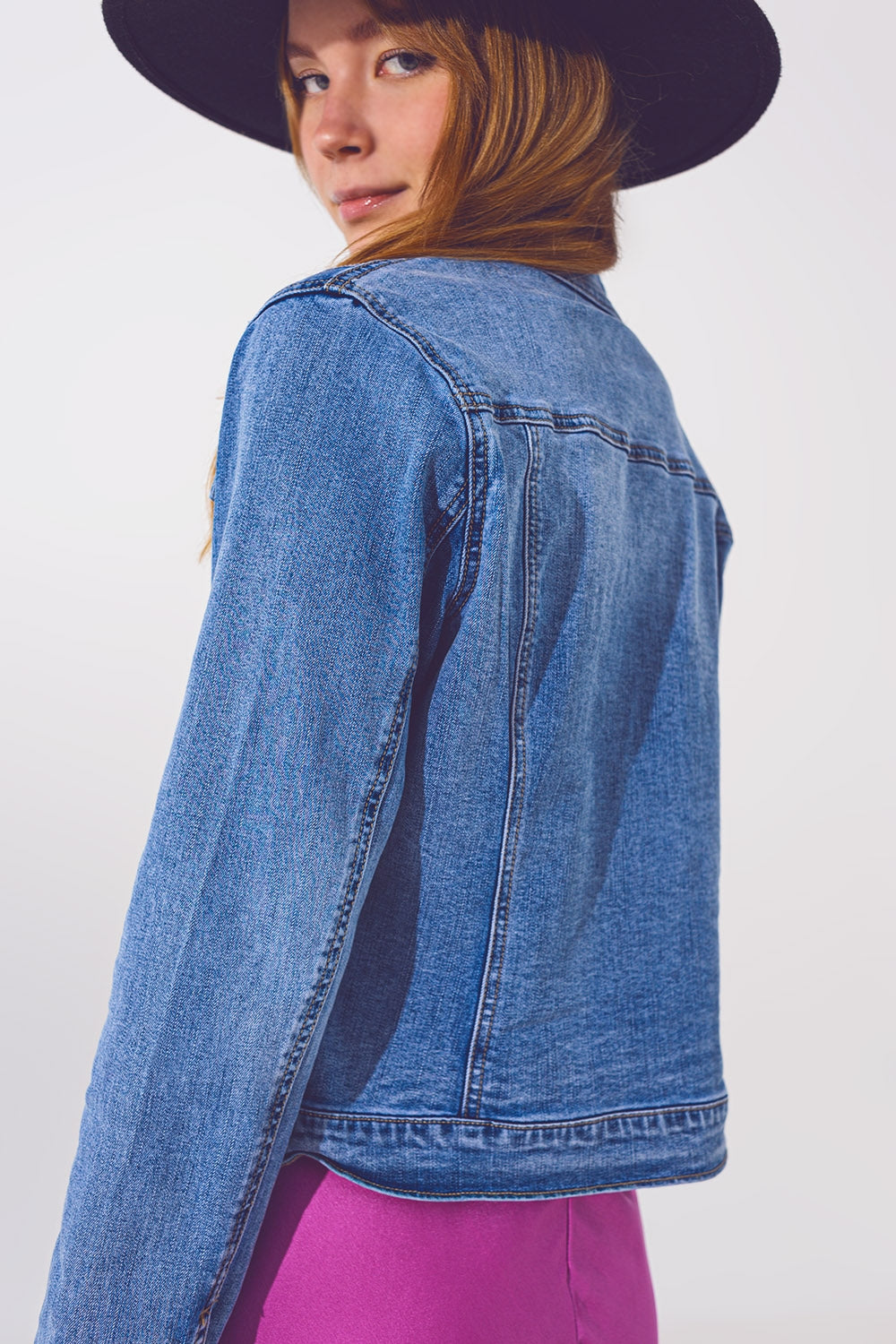 Jaqueta jeans em lavagem azul claro com detalhe de lantejoulas