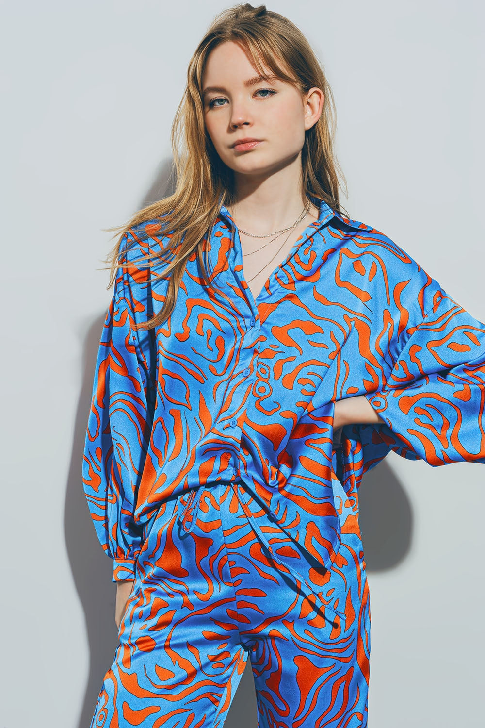 Camisa de Cetim com Mangas de Balão em Azul