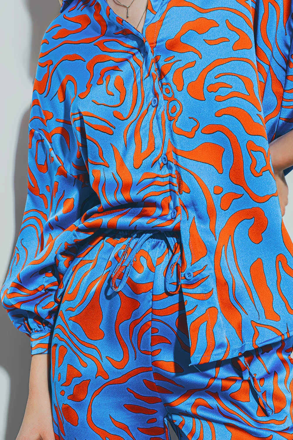 Camisa de Cetim com Mangas de Balão em Azul