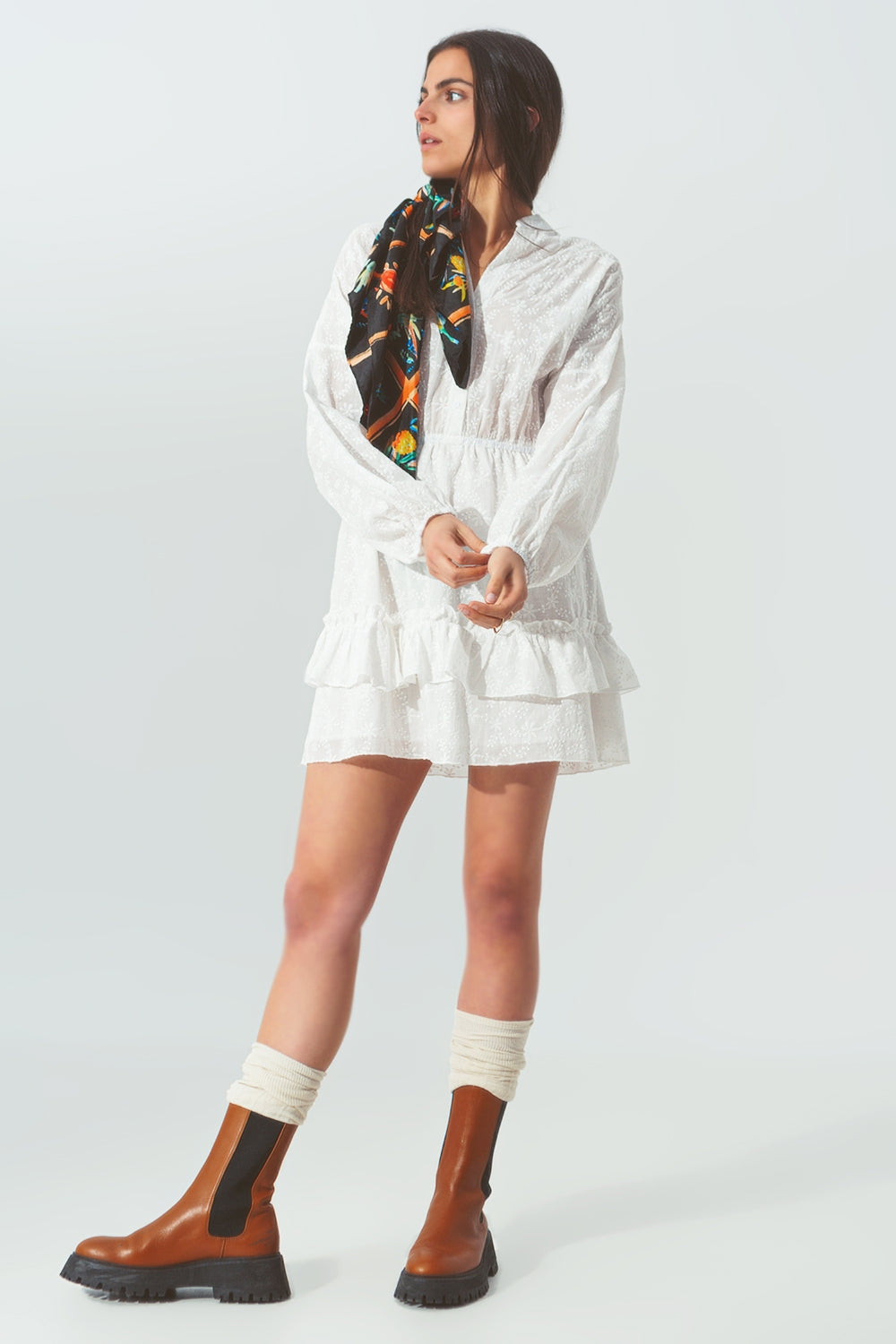 Minivestido bordado com folhos brancos