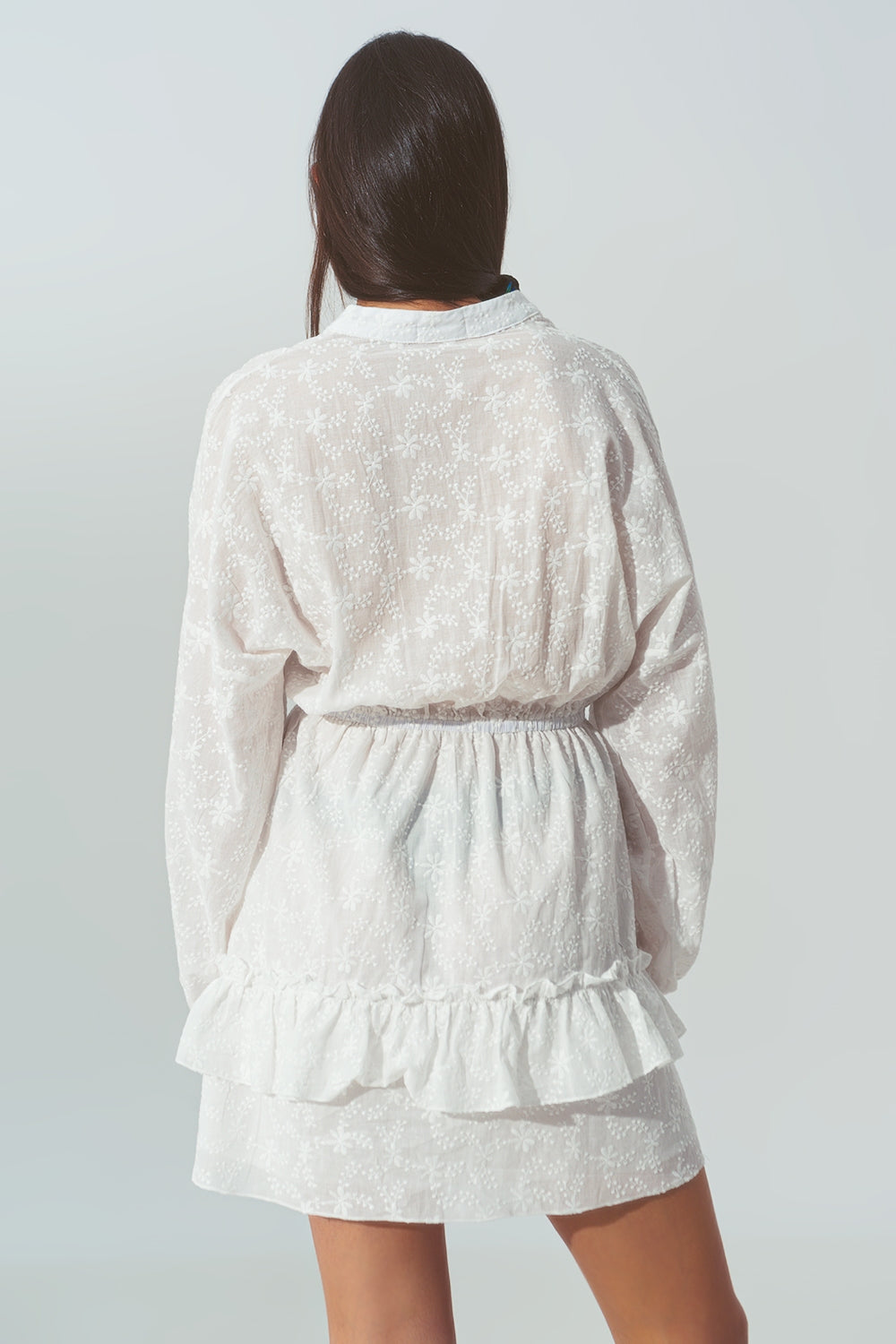 Minivestido bordado com folhos brancos