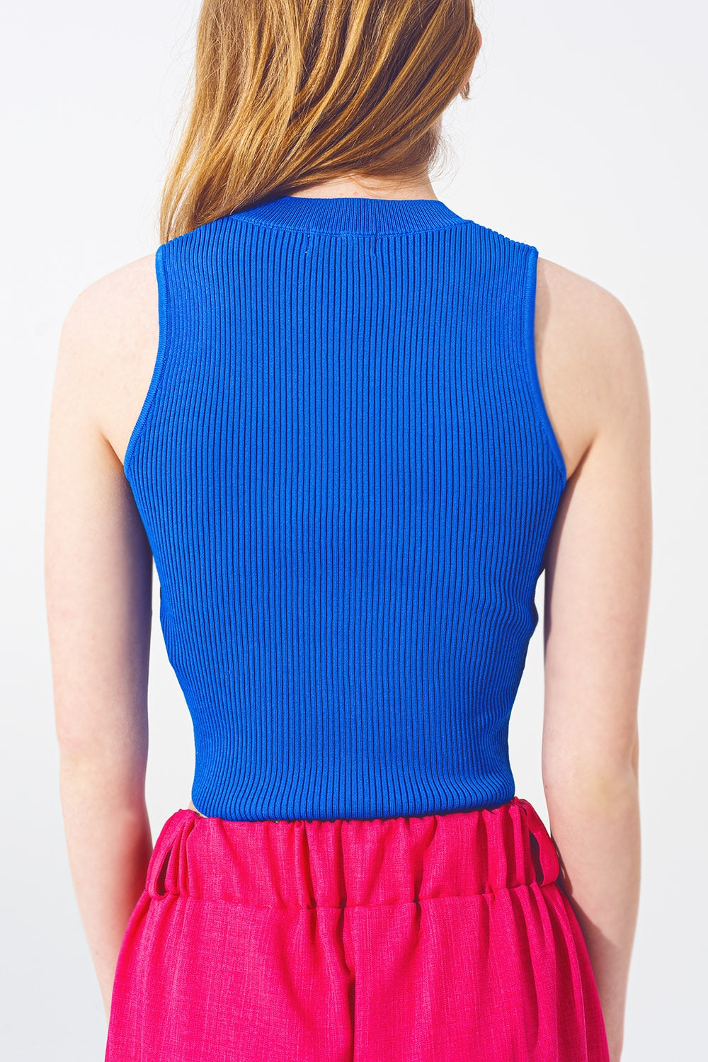 Camisola sem mangas curta e fina em azul