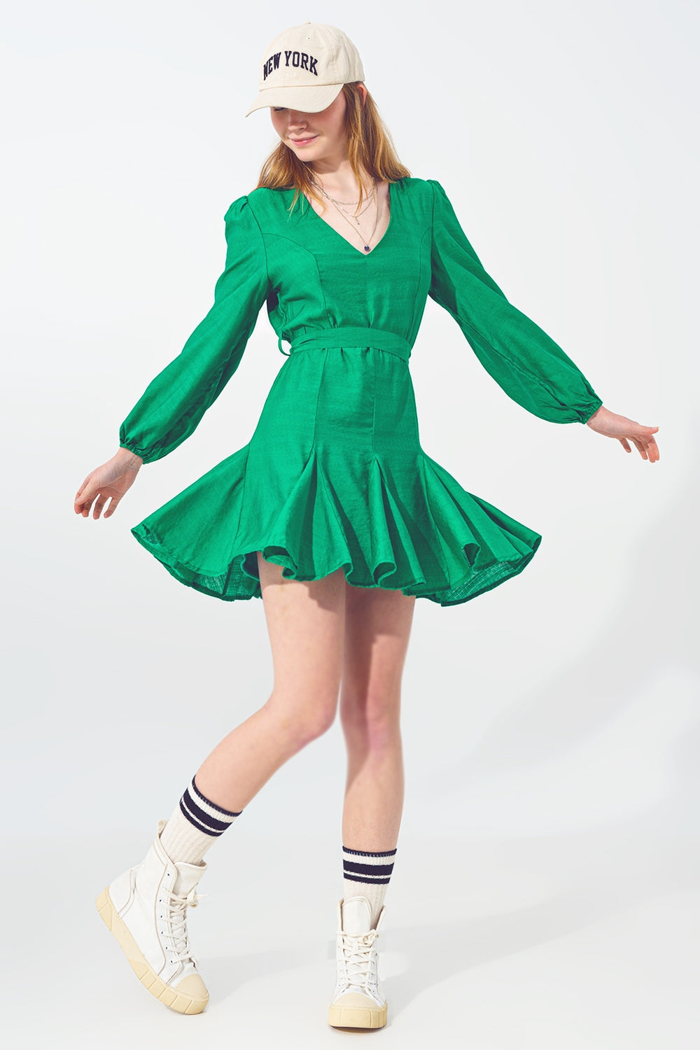 Vestido com babados e decote em V em verde