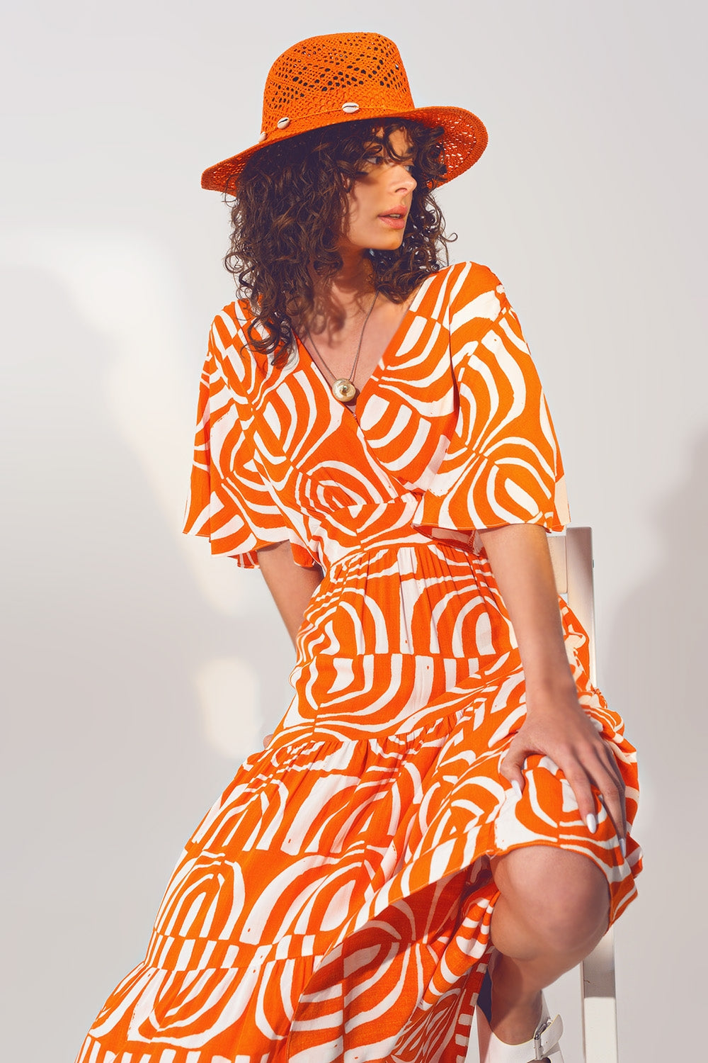 V Vestido Midi de Pescoço V com Impressão em Laranja