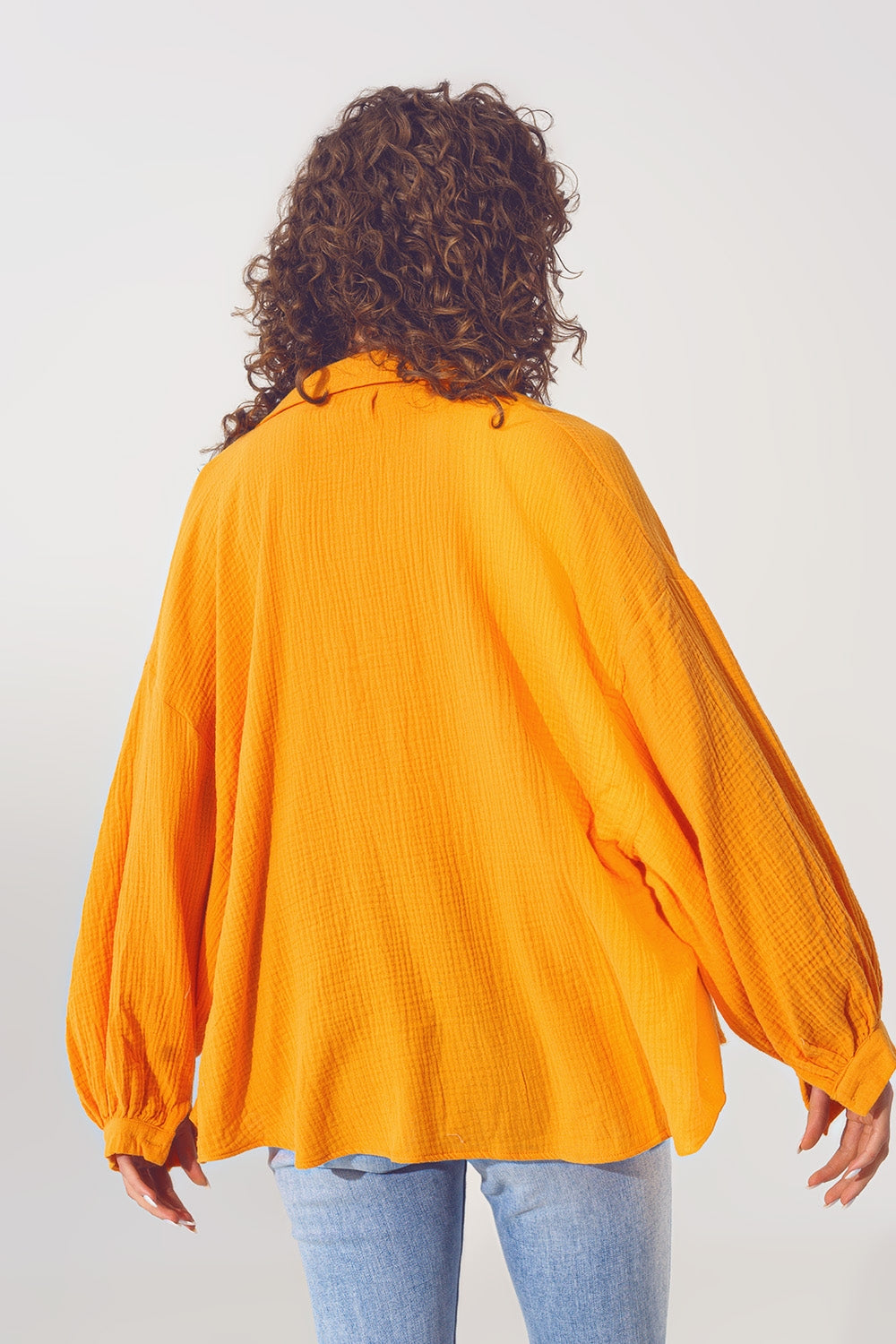 Camisa solta com textura em laranja