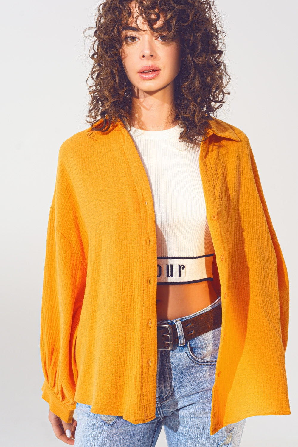 Camisa solta com textura em laranja