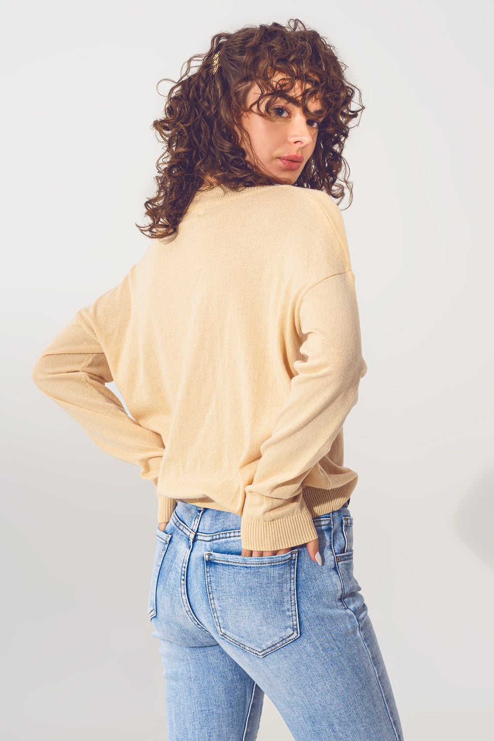 Camisola de malha fina bege com decote em bico