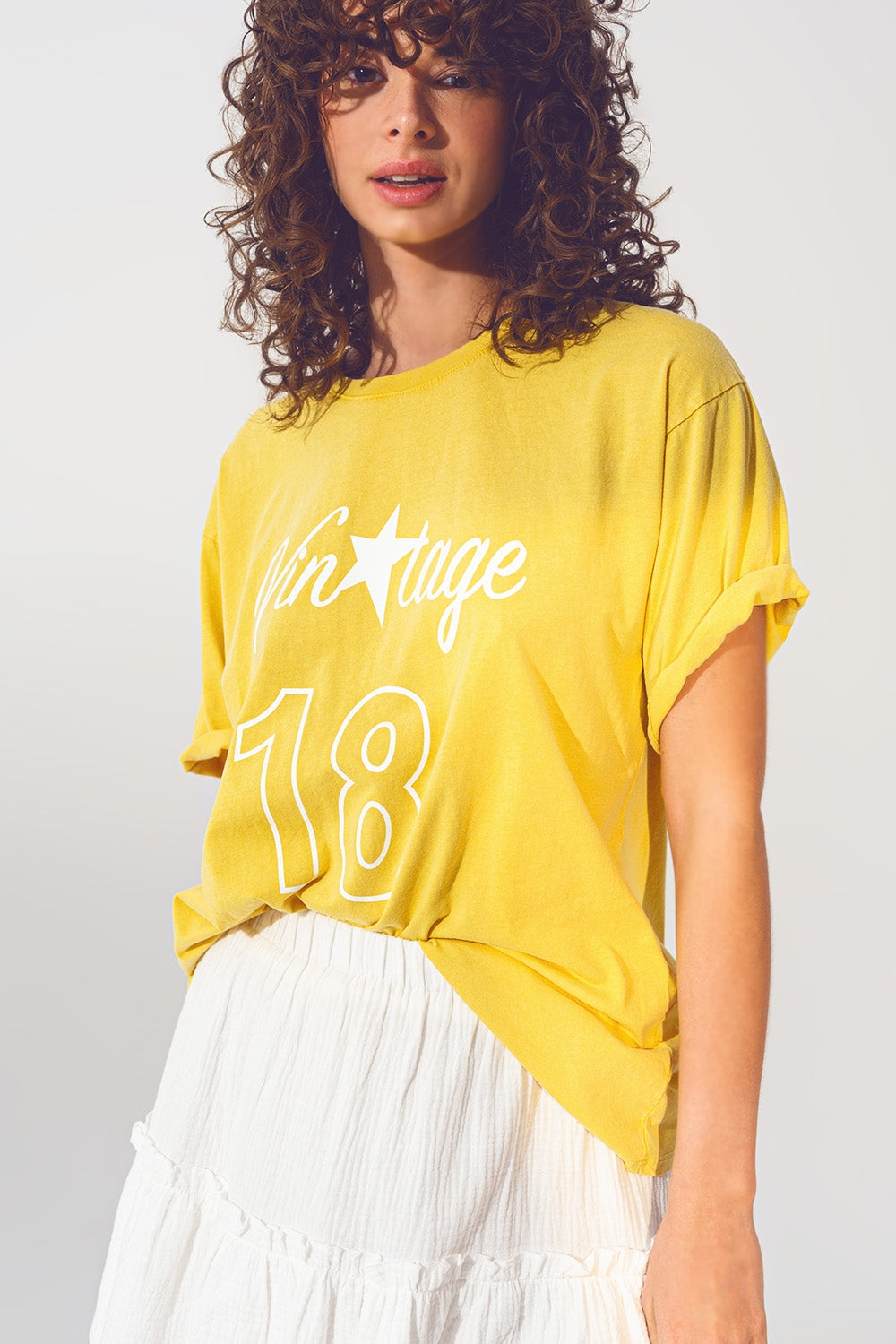 T-Shirt com Texto Vintage 18 em amarelo