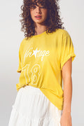 T-Shirt com Texto Vintage 18 em amarelo