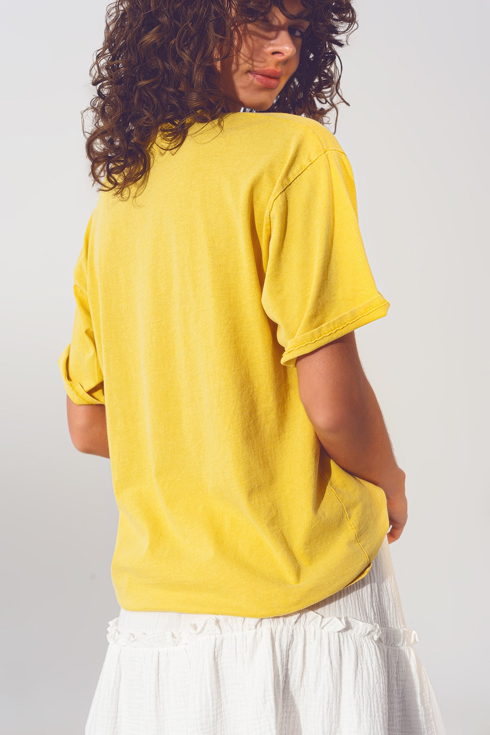 T-Shirt com Texto Vintage 18 em amarelo