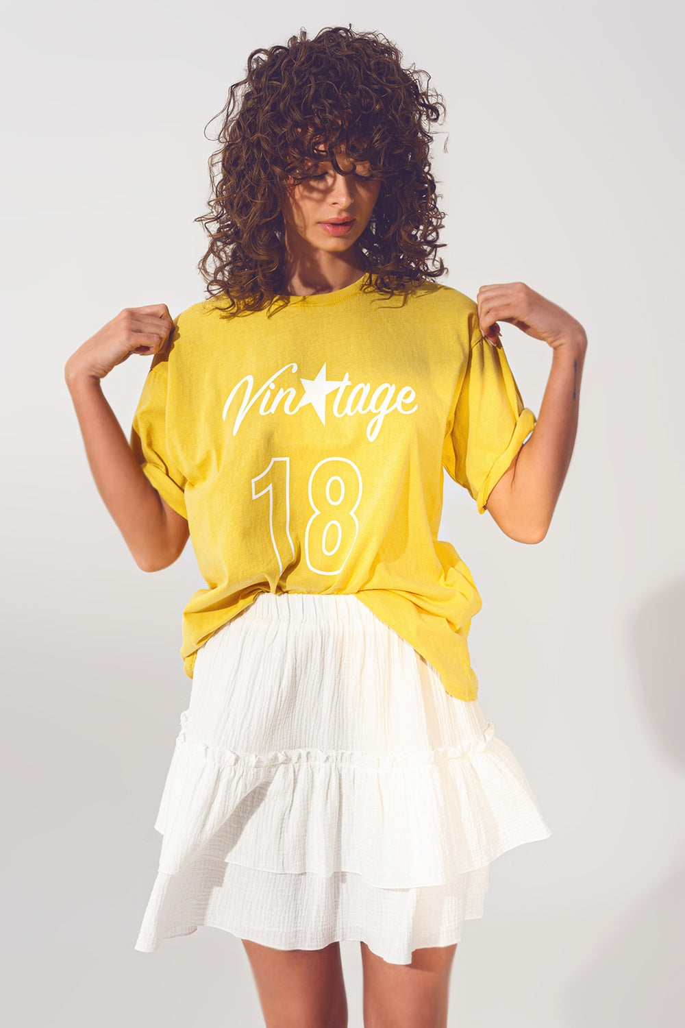 T-Shirt com Texto Vintage 18 em amarelo