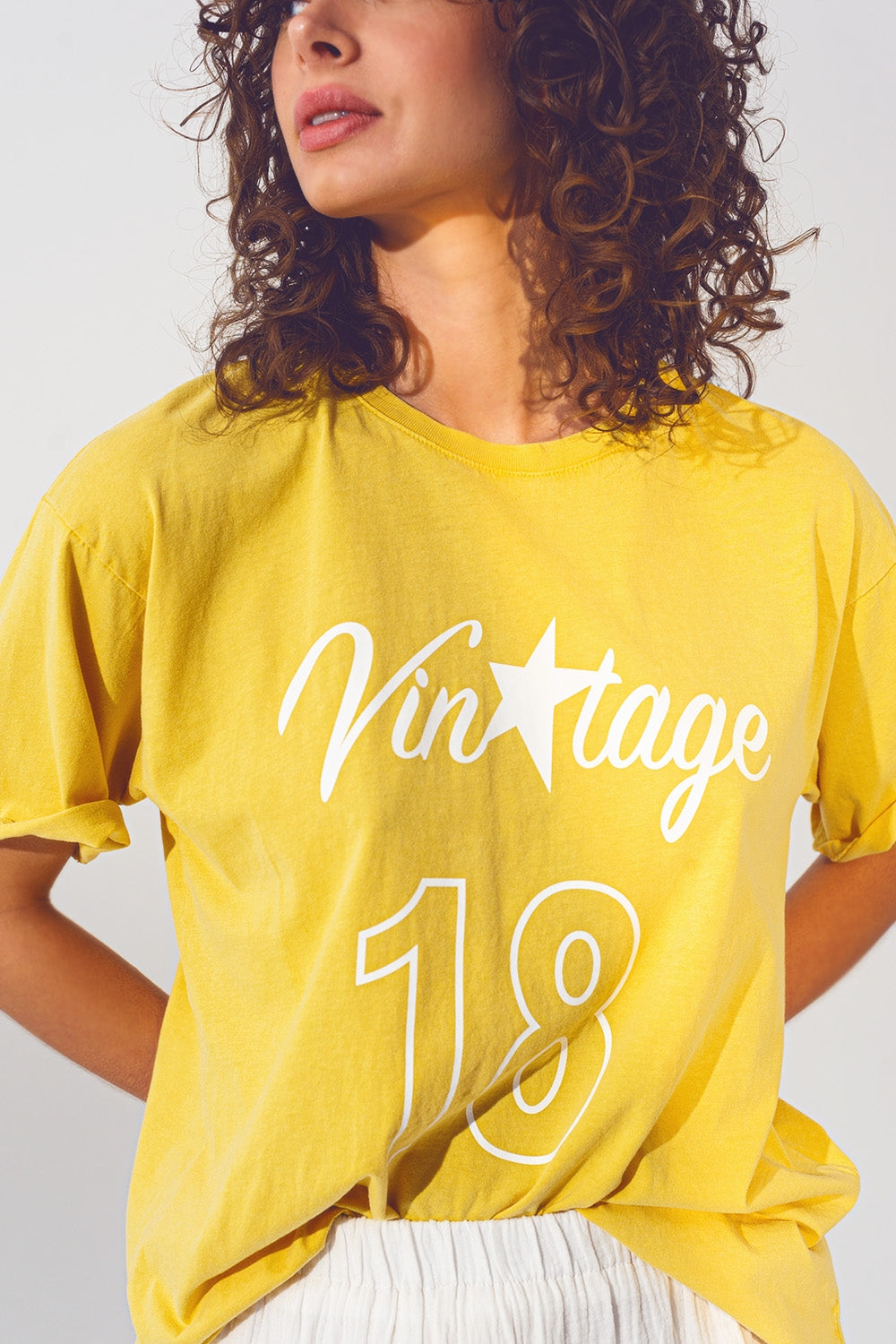T-Shirt com Texto Vintage 18 em amarelo