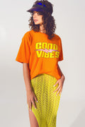 T-shirt com texto Good Vibes em Laranja