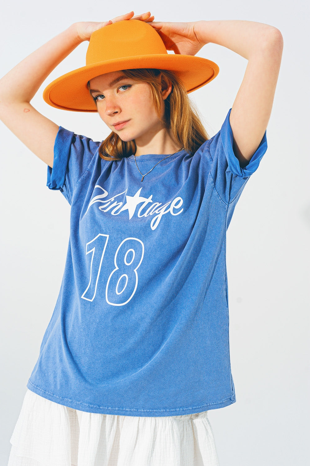 T-Shirt com Vintage 18 Texto em Azul