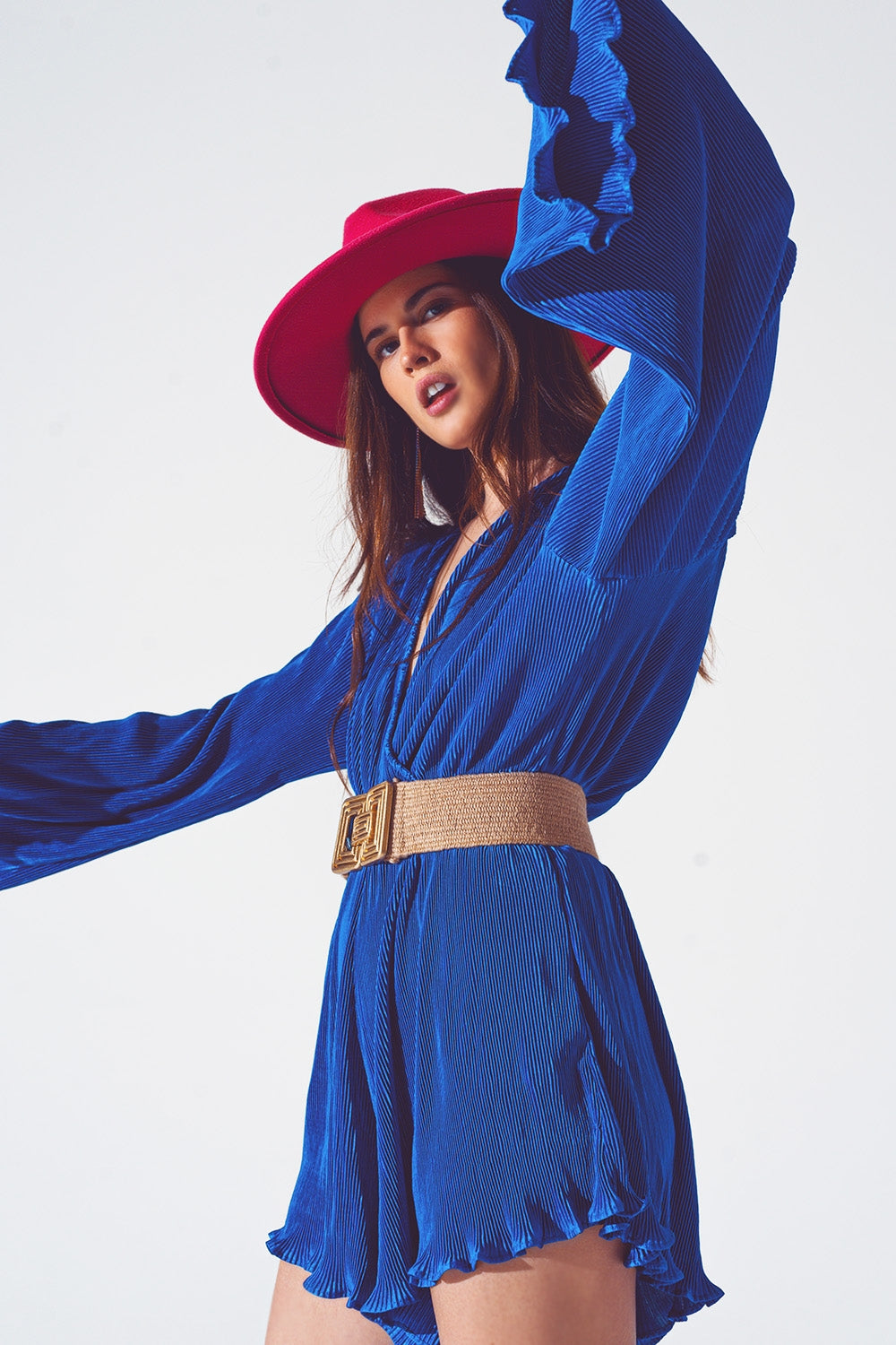 Macacão curto plissado com detalhe de amarração em cetim azul