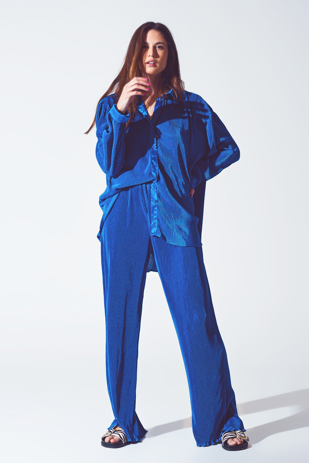 Calças de perna larga plissadas de cetim em azul